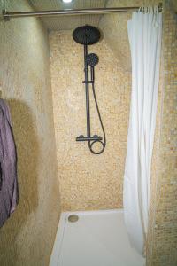 Bilik mandi di Stylish 2BR &1LR Apt, Prime Belgian Location