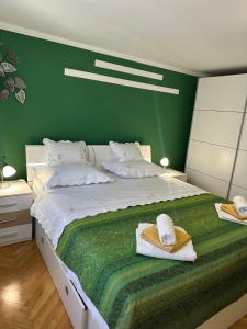 Giường trong phòng chung tại Apartments Ljubica