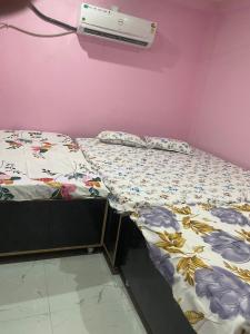 Postel nebo postele na pokoji v ubytování Shlok homestay