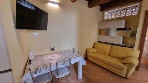 Μια τηλεόραση ή/και κέντρο ψυχαγωγίας στο Borgo Nocera Apartment