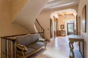 Χώρος καθιστικού στο Bastide of the Rose Comtesse The Art of Intimate Luxury in Provence