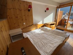 a bedroom with a bed and a window at Les Orres 1800 - 6 pers - Piscine in Les Orres