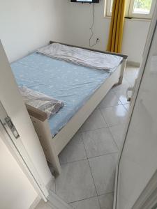 a bedroom with a bed with a blue mattress at Viewpoint house in Donja Jošica