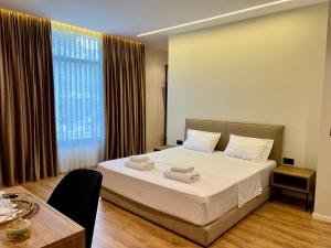 Postel nebo postele na pokoji v ubytování Andi Downtown Deluxe Rooms