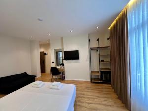 TV a/nebo společenská místnost v ubytování Andi Downtown Deluxe Rooms