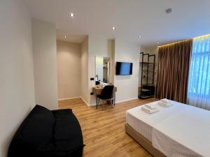 TV a/nebo společenská místnost v ubytování Andi Downtown Deluxe Rooms