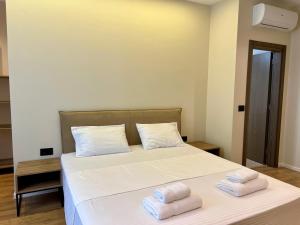 Postel nebo postele na pokoji v ubytování Andi Downtown Deluxe Rooms