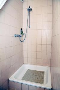 Koupelna v ubytování Ländlezimmer + 5 fotografií
