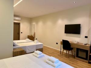 Postel nebo postele na pokoji v ubytování Andi Downtown Deluxe Rooms