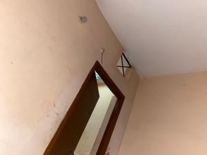 Zimmer mit einer Tür und einem Fenster an der Wand in der Unterkunft Room Available on Daily Rent Near Decathlon, Ambuja Mall, Saddu Raipur in Raipur