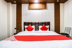 Postel nebo postele na pokoji v ubytování Hotel O JPS Galaxy Hotel