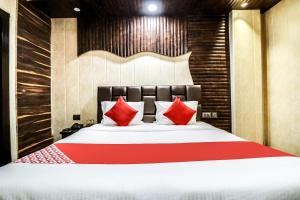 Postel nebo postele na pokoji v ubytování Hotel O JPS Galaxy Hotel