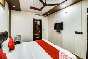 Postel nebo postele na pokoji v ubytování Hotel O JPS Galaxy Hotel