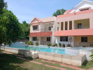 - Vistas a una casa y a la piscina en Hidden Bay ECR, en Tirupporūr