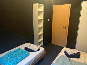 2 letti in una piccola camera con armadio di Monteurwohnung Dajka a Solingen
