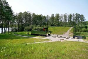 einen Skatepark mit einer Skateboardrampe auf einem Feld in der Unterkunft Juoda Truoba  + 25 Fotos