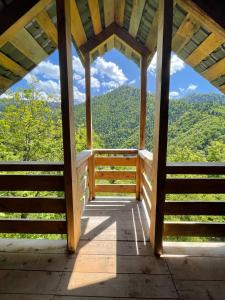 porche de madera con vistas a la montaña en Sakartvelo Soul, en Borjomi 11 fotos más