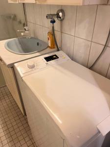 Ένα μπάνιο στο Cozy apartment with free parking