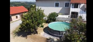 Bazén v ubytování Apartma Minka nebo v jeho okolí