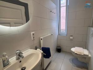 Bilik mandi di Pension Marie Luise 251 - Zimmer Herzmuschel