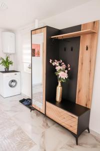 een spiegelkast in een keuken met bloemen erin bij Sweethome Una Bihac in Bihać