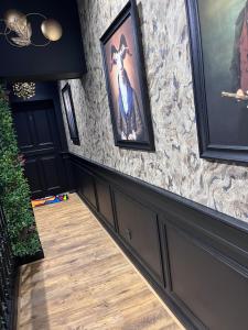 サントメールにあるLa 104 Zen Suite romantique dans maison réservée aux hôtesの石壁の廊下