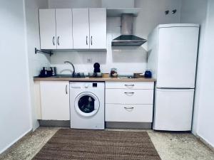 Dapur atau dapur kecil di Apartamento Banda Playa +1 gambar
