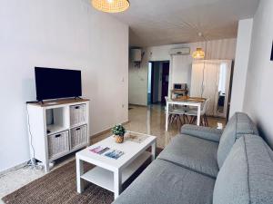 Televisyen dan/atau pusat hiburan di Apartamento Banda Playa