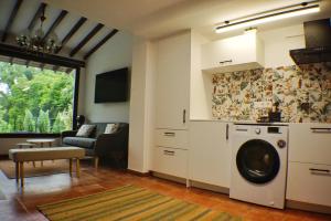 a living room with a washing machine in a room at El Tujo in Obregón