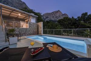 Bazén v ubytovaní Villa la Perla alebo v jeho blízkosti