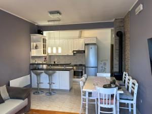 a kitchen and living room with a table and chairs at Apartman Karmela in Podgora