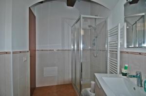 Ένα μπάνιο στο Borgo Nocera Apartment +19 φωτογραφίες