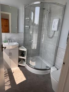 un bagno con doccia, WC e lavandino di The Shirley a Torquay Altre 37 foto