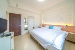 A bed or beds in a room at 十月 Mooon House