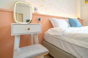 A bed or beds in a room at 十月 Mooon House