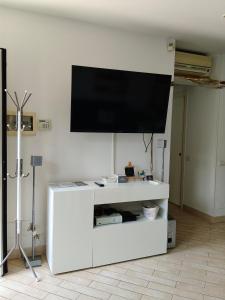 Et tv og/eller underholdning på Acquapetra, appartamento per l'estate + 13 billeder