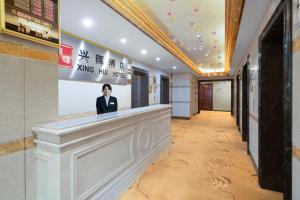 Členové personálu v ubytování Xinghui Hotel