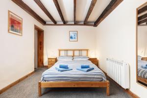 En eller flere senge i et værelse på Starfish Cottage