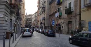 uma rua com carros estacionados na berma da estrada em Basso Annarè em Nápoles