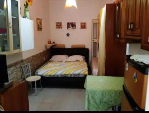 um pequeno quarto com uma cama em um quarto em Basso Annarè em Nápoles