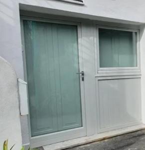 uma porta branca com duas janelas num edifício em Basso Annarè em Nápoles