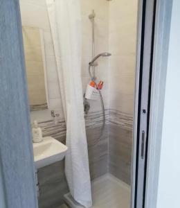 um banheiro com chuveiro e pia em Basso Annarè em Nápoles