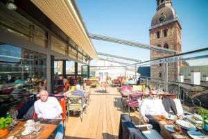 Oaspeți care stau la Hotel Gutenbergs