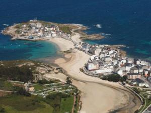 an aerial view of a beach with houses and the ocean at Ático Paraíso in San Ciprián