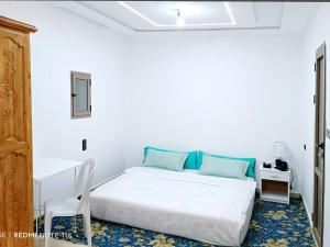 Postel nebo postele na pokoji v ubytování Aziz House 1