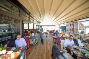 Oaspeți care stau la Hotel Gutenbergs