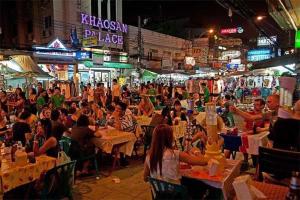 a crowd of people sitting at tables in a market at night at The Hidden Khaosan - เดอะ ฮิดเด้นข้าวสาร in Bang Bua Thong Railway Station