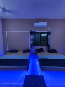 En eller flere senge i et værelse på Krishna Garden and Resort