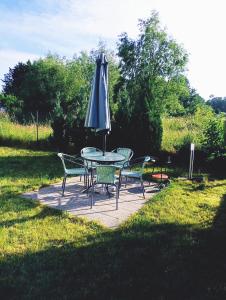 Una mesa y sillas con una sombrilla en un patio. en Mistral Jarosławiec, en Jarosławiec 68 fotos más