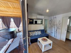 Kuchyňa alebo kuchynka v ubytovaní MOBILE HOMES SELCE - ALPE JADRAN MOBIL - 631